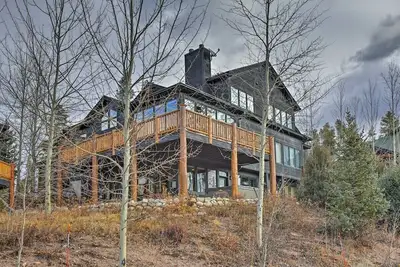 Image de Views! 3 family rooms, 2 master suites, Hot Tub!