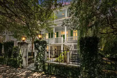 Image de ♞ The Inns ♞ Beautiful 7 Bedroom w Airy Porches!