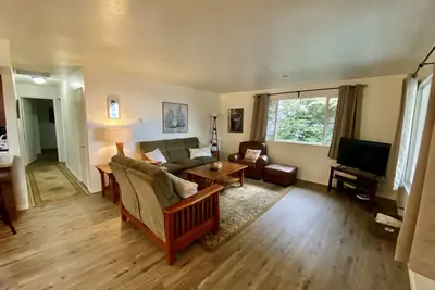 Image de The Peaceful Pelican is close to town and just a 5 min walk to the beach!