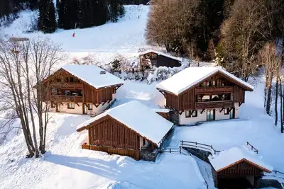 Image de Chalet 5*, ski aux pieds, piscine, sauna, cinéma, 20 personnes