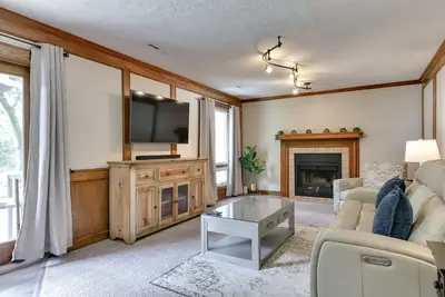 Image de 144th and Center! 10 mins to Village Point and 20 mins to downtown!