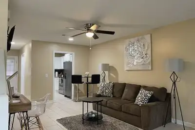 Image de Elegant and cozy 2 bedroom apartment minutes from Ft. Jackson and Va Hospital.