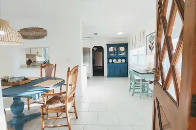 Image de The Happy Hour Cottage - Walk to Downtown! ! ! ! !