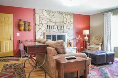 Image de Downtown Bungalow - Cozy Downtown Home Sleeps 8! Local Golfing 50% Off!