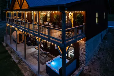 Image de Relax in Style w\/3 Master Suites, Game Rm, Hot Tub, Fire pit, Sauna & More!