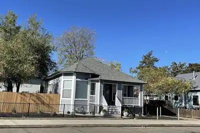 Image de Updated Craftsman cottage conveniently located downtown