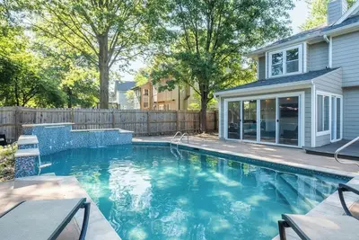 Image de Spacious 5-Bed Home with Pool in Overland Par! 27