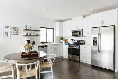 Image de New & walking distance to the village with restaurants, shops and more.