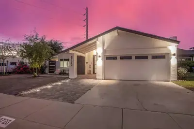 Image de Stunning Beautiful Brand New 4 Bedroom Home, Heated Pool, Hot Tub