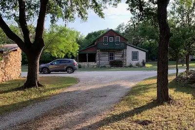 Image de New Flair Haus - 1870s Historic Log Home - Close to all Canyon Lake Activities