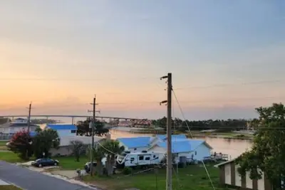 Image de Rooftop Deck with Water View! 3 Minutes to Beaches