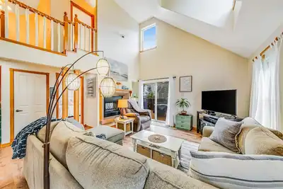 Image de 2-story home near the beach w/private hot tub, deck, firetable, & washer/dryer