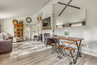 Image de Remodeled, dog-friendly condo with W/D, fireplace & arcade game - great location