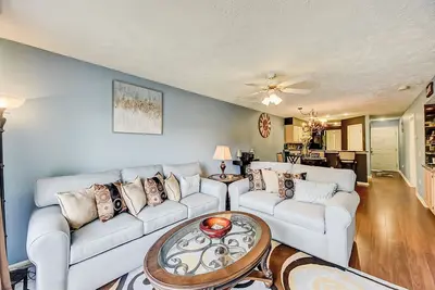 Image de River-view condo with WiFi, central Ac & w/d - indoor/outdoor pool & hot tub