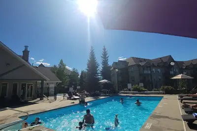 Image de Relax and Unwind in Our Ground-Floor Retreat at the Peaks in Radium Hot Springs