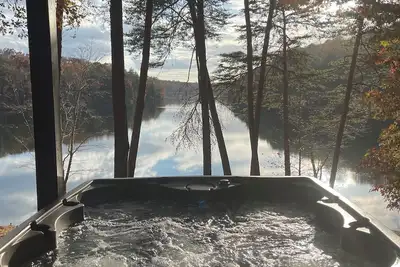 Image de Burnt Mountain Waterfront Log Cabin, with 6person Spa