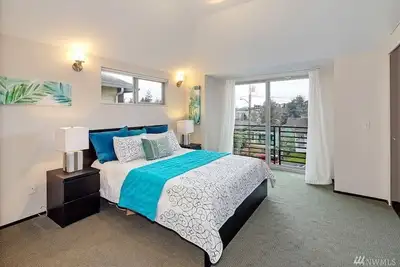Image de 1 block from the Beach! Clean&Modern 3br Townhouse