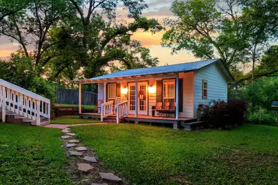 Image de New - Adorable Cottage w\/ Full Kitchen\/ Free Tandem Bike