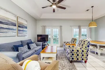 Image de Dog-friendly condo with a pool, hot tub & tennis courts - walk to the beach