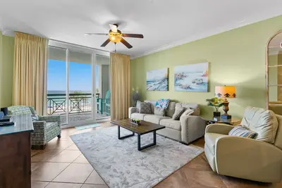 Image de Beachfront condo with a pool & hot tub plus a washer/dryer & central Ac