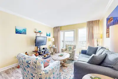 Image de Getaway with beautiful Gulf-front view, pool, gym & seasonal beach service