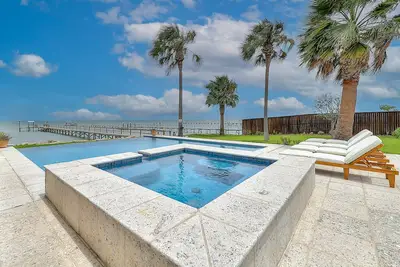 Image de Spectacular waterfront estate with private pool, pool spa, fast WiFi, Ac, & dock