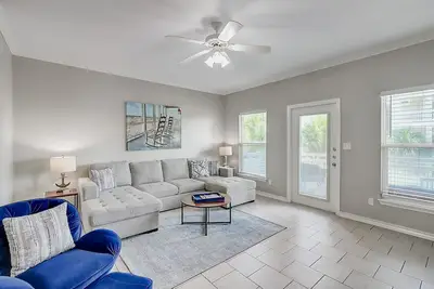 Image de Sunny townhouse with enclosed yard, washer/dryer, WiFi, & Netflix. Dog-friendly