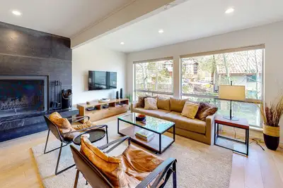 Image de Ski view condo with wood fireplace & front deck