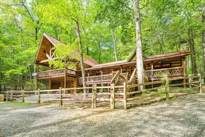 Image de Upscale cabin with secluded setting - fireplaces, central Ac & huge front porch