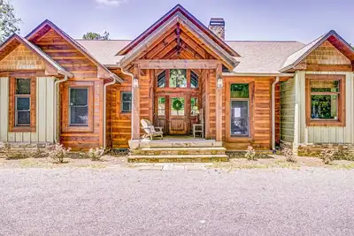 Image de Gorgeous country lodge with mountain views, private hot tub, grill, & WiFi