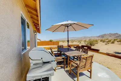 Image de Joshua Tree gem near park entrance with gas grill, backyard, and free WiFi