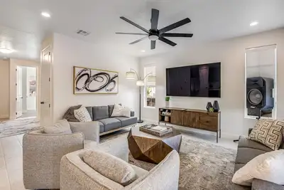 Image de Brand new townhome with shaded patio, desert views, central Ac & great location