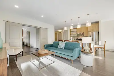 Image de Third-floor luxury condo near beach with resort pool, gym & Ev chargers