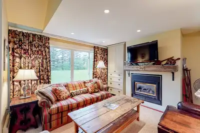 Image de Golf-course condo with fireplace, WiFi, pools & hot tub - walkable location