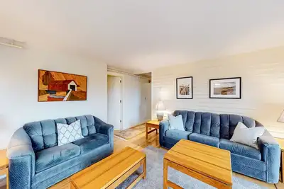 Image de Condo with balcony, gas fireplace, washer/dryer, & shared indoor pool/hot tub