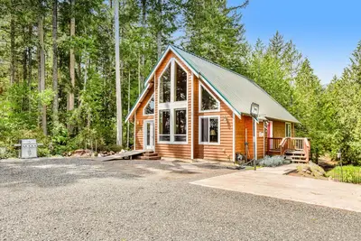 Image de Dog-friendly home on Dabob Bay with fireplace, firepit & gas grill