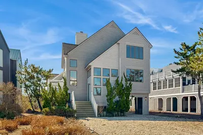 Image de Gorgeous beach home - steps from the ocean - huge layout & great outdoor space