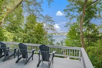 Image de Gorgeous lakeview retreat with wraparound porch, wood stove, & WiFi - dogs Ok