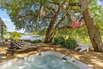 Image de Gorgeous waterfront home with private hot tub, pool, views, deck, & fireplace