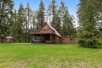 Image de Dog-friendly riverfront home with hot tub, large yard, fast WiFi and fireplace