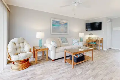 Image de East of the Sun condo with screened porch, fast WiFi, W\/D, Ac, and pool