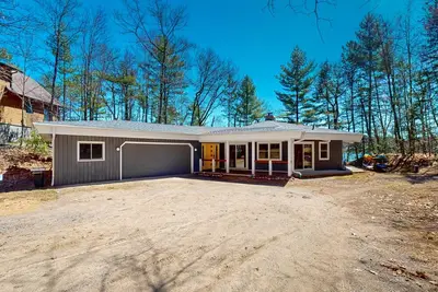 Image de Unique lakefront gem with dock, firepit, kayaks, canoe, paddleboard & fast WiFi