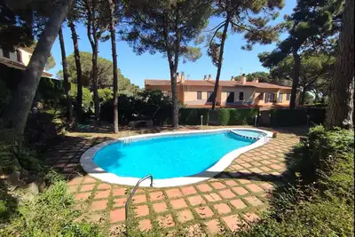 Image de Maison avec piscine, jardin et parking à 8-10 minutes de la plage