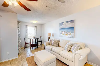 Image de Gulf view condo with central Ac, WiFi, washer/dryer, & pool - walk to beach