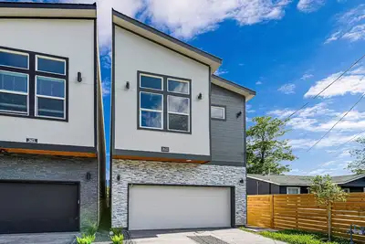 Image de 5 minutes to Nrg Stadium! Family sized home with cozy patio