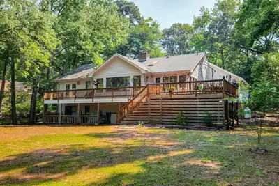 Image de Tranquil waterfront home w/large deck, grill, 3 kayaks, on-site tennis
