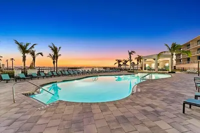Image de Newly built home steps from beach with pool, Ac, W/D, & foosball table