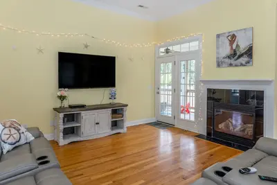 Image de Waterfront home near beach with screened porch, grill, fireplace, Ac, & WiFi