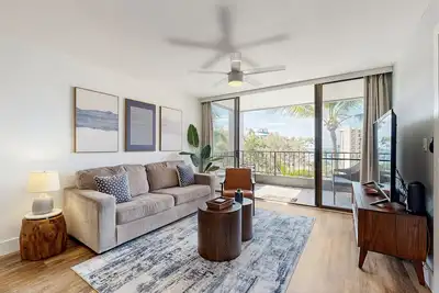 Image de Dreamy Lahaina gem with ocean views, lanai, shared pool, & high-speed Wi-Fi