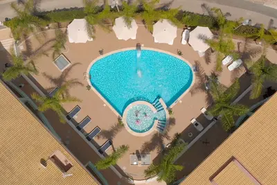 Image de Seafront Residence - just a stone's throw from the beach!